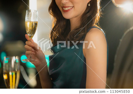 Couple drinking champagne 113045850