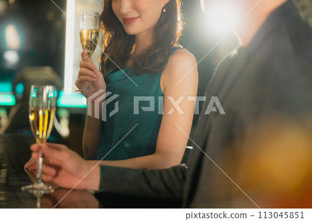 夫妻喝香檳 113045851