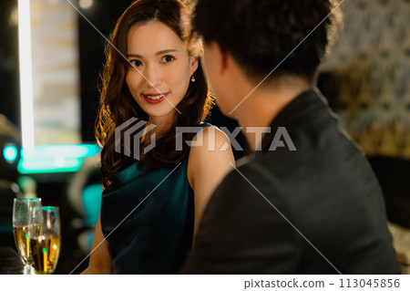 夫妻喝香檳 113045856