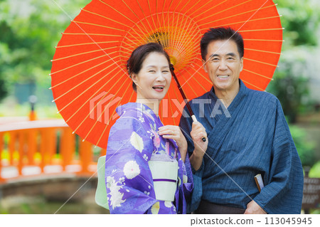 穿著浴衣的中年夫婦 113045945
