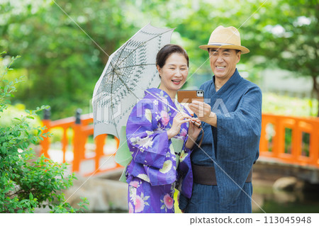 穿著浴衣的中年夫婦 穿著浴衣的中年夫婦 113045948