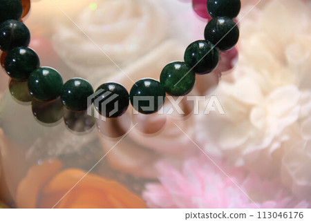 Flower background power stone malachite bracelet 113046176