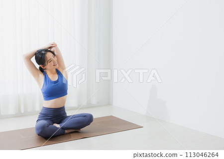 Women who do yoga Women who do yoga 113046264