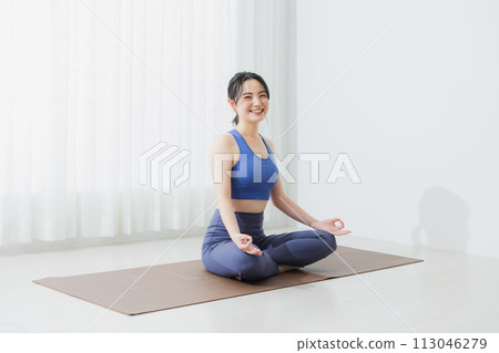 Women who do yoga Women who do yoga 113046279