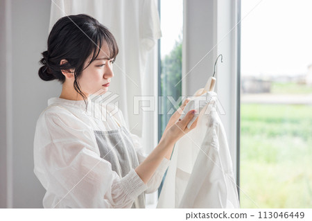 擔心洗衣襯衫領子上有污漬和半乾（不乾、泛黃、漂白劑、洗滌劑、汗漬、污漬）的家庭主婦 113046449