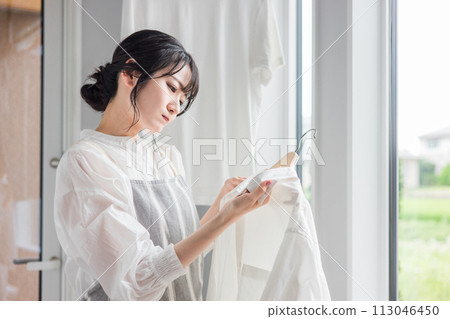 擔心洗衣襯衫領子上有污漬和半乾（不乾、泛黃、漂白劑、洗滌劑、汗漬、污漬）的家庭主婦 113046450