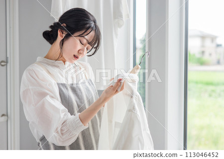 擔心洗衣襯衫領子上有污漬(泛黃、漂白水、清潔劑、汗漬、污漬)的家庭主婦 擔心洗衣襯衫領子上有污漬(泛黃、漂白水、清潔劑、汗漬、污漬)的家庭主婦 113046452