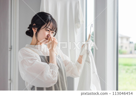 一位擔心衣物氣味的家庭主婦（半乾、房間乾、有臭味、洗衣房） 113046454