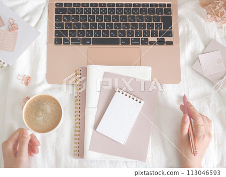 A feminine computer time image based on white and pink beige A feminine computer time image based on white and pink beige 113046593