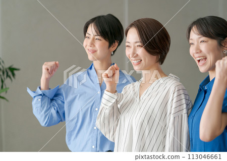 三個女人握拳 三個女人握拳 113046661