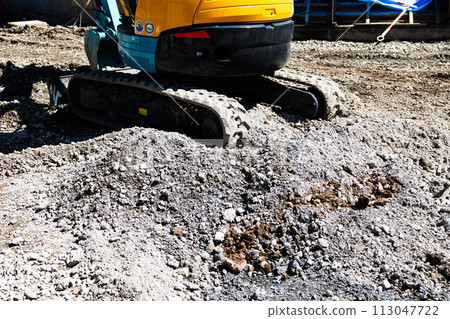 平整土地和挖土機期間的施工現場,高色度對比度 平整土地和挖土機期間的施工現場,高色度對比度 113047722