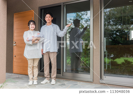 業主夫婦和嬰兒站在新建住宅/獨立屋/獨立屋/夫婦/家庭門口 113048036