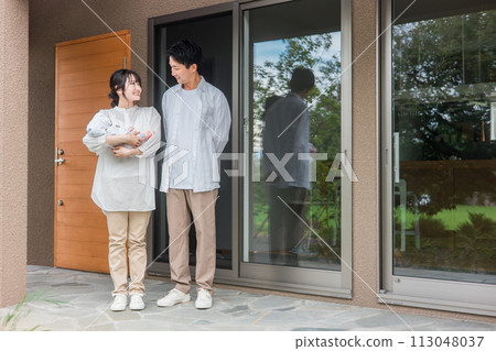 業主夫婦和嬰兒站在新建住宅/獨立屋/獨立屋/夫婦/家庭門口 113048037