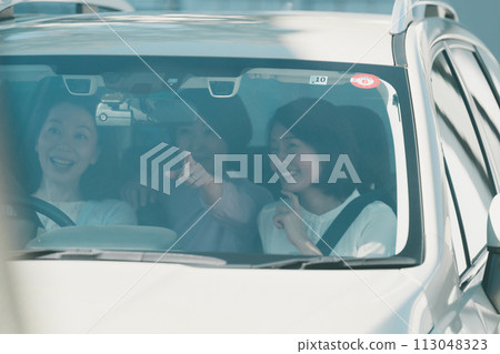 driving, chum, pal 113048323