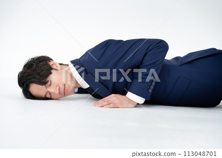 Businessman collapses 113048701