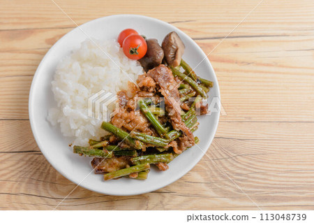 午餐蒜苗和烤肉 113048739