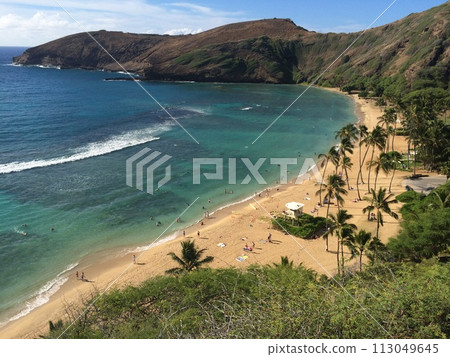 翡翠綠海，白色沙灘和綠色的小島 113049645