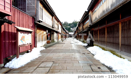 The snowy main street of Higashi Chaya District in Kanazawa The snowy main street of Higashi Chaya District in Kanazawa 113049959