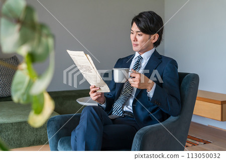 早上,穿著西裝的亞洲商人在家看英文報紙 早上,穿著西裝的亞洲商人在家看英文報紙 113050032