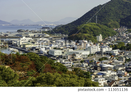 從愛媛縣四國中央市川江港週邊的川江城遺址眺望 從愛媛縣四國中央市川江港週邊的川江城遺址眺望 113051136