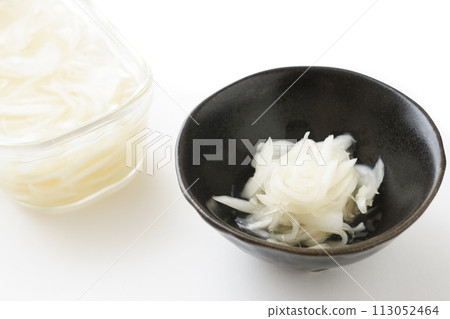 Vinegared onions 113052464