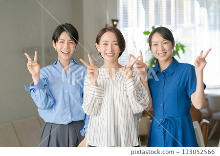 三個女人和平地排成一排 113052566