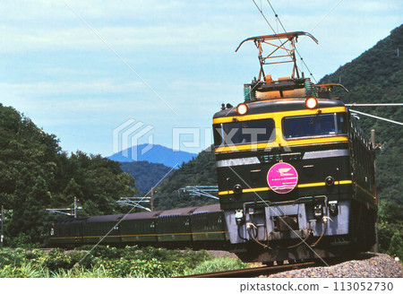 臥舖快車《暮光之城快車》在新引田的彎道中行駛 臥舖快車《暮光之城快車》在新引田的彎道中行駛 113052730
