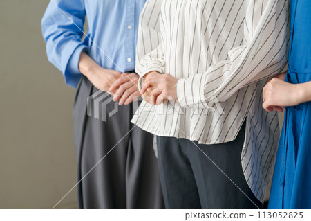 婦女雙手合十的部分切割 113052825