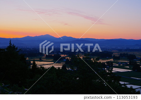 從花卷市圓滿寺觀音堂鳥瞰分散的村莊，以日出的天空和早山山為背景 113053193