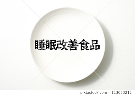 與白盤上的食物相關的單字和關鍵字 113053212