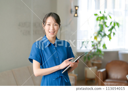 A woman with a tablet 113054015