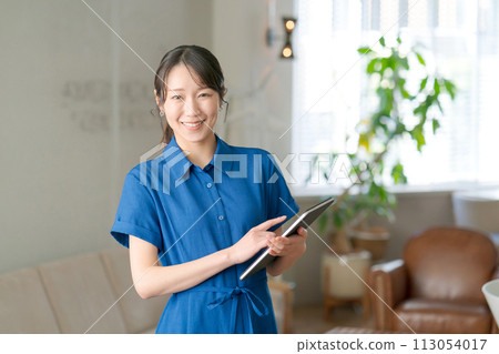 一個女人與一台平板電腦 113054017