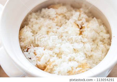 米飯在陶罐中煮熟 米飯在陶罐中煮熟 113054291