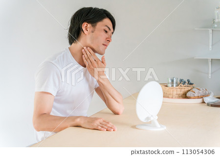 亞洲年輕男子觸摸脖子、喉嚨、聲帶和臉部線（鏡子、美容男孩、美容、皮膚護理、皮膚護理、保濕） 113054306