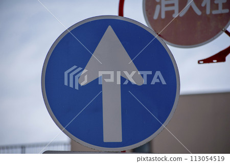【交通標誌】禁止超出指定方向行駛 113054519