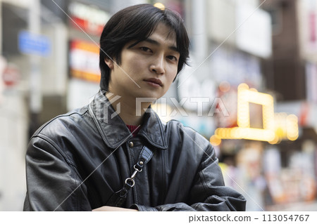 young man living in the city 113054767