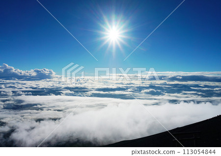 從富士山頂看到壯觀的雲海、藍天和耀眼的陽光 113054844