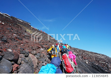 富士山和藍天上的大排登山者 富士山和藍天上的大排登山者 113054845