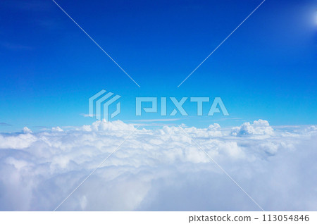從山頂眺望雲海藍天的天堂景色 113054846