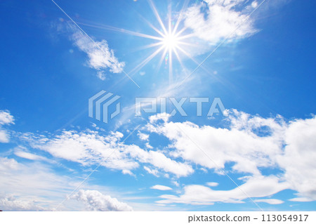蔚藍的天空與耀眼的陽光 蔚藍的天空與耀眼的陽光 113054917