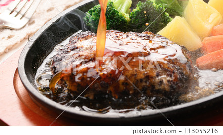 鐵板上烤的熱漢堡牛排 鐵板上烤的熱漢堡牛排 113055216