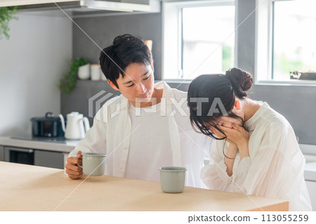 沮喪/哭泣的女人/妻子/男人在餐廳安慰她/丈夫/男朋友(爭吵/婚姻爭吵) 沮喪/哭泣的女人/妻子/男人在餐廳安慰她/丈夫/男朋友(爭吵/婚姻爭吵) 113055259