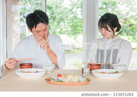 情侶在家吃飯（道德騷擾、婚姻爭吵、調味、不滿、品味不好、道歉、抱歉） 113055265