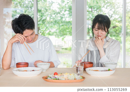 Couples eating at home (self-cooked, dissatisfied, tastes bad, moral harassment, marital fights, angry) Couples eating at home (self-cooked, dissatisfied, tastes bad, moral harassment, marital fights, angry) 113055269