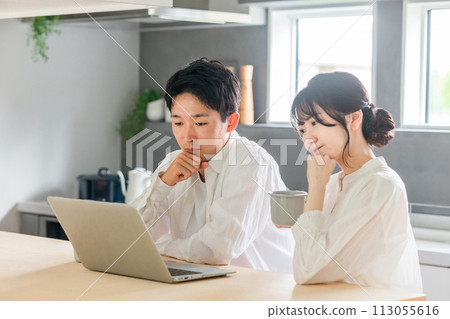 Couples having a family meeting while looking at a computer (investment, savings, asset management, investment trusts) Couples having a family meeting while looking at a computer (investment, savings, asset management, investment trusts) 113055616