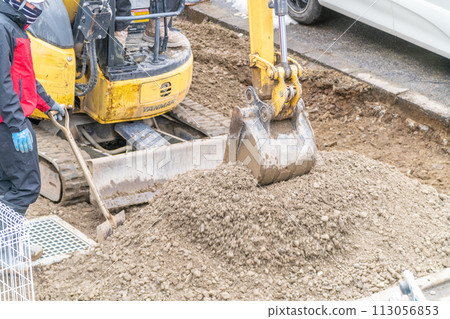 道路施工鏟工人液壓挖土機挖掘工作 道路施工鏟工人液壓挖土機挖掘工作 113056853