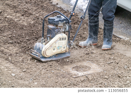 道路施工平板夯壓實作業 道路施工平板夯壓實作業 113056855