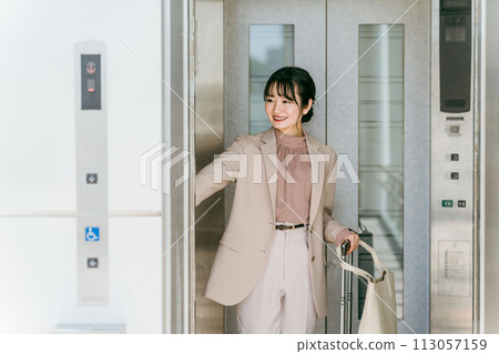 A woman/business woman riding an elevator (commercial facilities, stations, buildings, business trips) 113057159