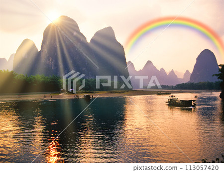 桂林美麗岩層上的彩虹 113057420