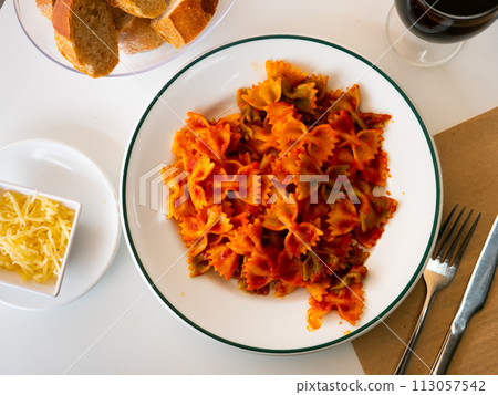 Lazos con tomate, spanish pasta in tomato sauce Lazos con tomate, spanish pasta in tomato sauce 113057542